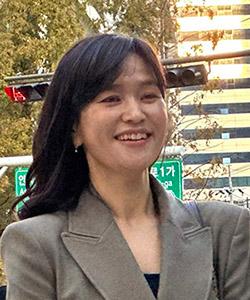 필자 이은경은 취업과 진로 분야의 콘텐츠 기획 및 교육 전문가로, 상상우리 교육콘텐츠사업부 본부장으로서 중장년층 재취업과 성공적인 인생 2막 설계를 이끌고 있다.