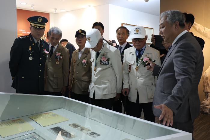 22일 육군부사관학교 국립전사박물관 ‘기증유물 전시’ 특별전을 찾은 주요 인사들이 전시를 관람하고 있다. 부대 제공