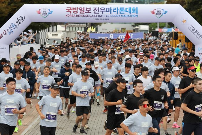 제21회 국방일보 전우마라톤대회가 오는 27일 오전 8시 서울 마포구 상암 월드컵공원 평화광장에서 열린다. 사진은 지난해 열린 제20회 국방일보 전우마라톤대회에서 참가자들이 레이스를 펼치는 모습. 국방일보 DB