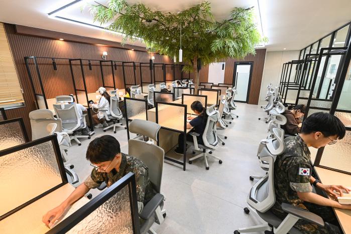 공군11전투비행단이 장병 복무여건 개선을 위해 마련한 스터디 카페 스칼레븐에서 장병과 군 가족들이 자기 계발을 하고 있다. 부대 제공