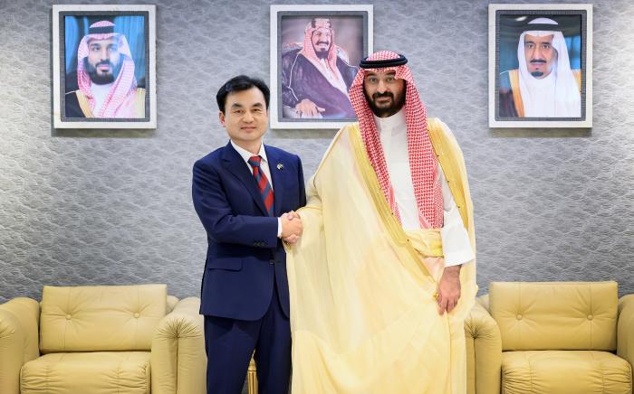 사우디아라비아를 방문한 안규백 국방부 장관이 21일(현지시간) 압둘라 빈 반다르 사우디 국가방위장관을 만나 악수하고 있다. 두 장관은 이날 양국의 국방·방산협력 확대방안에 관해 심도 있는 의견을 교환했다. 국방부 제공