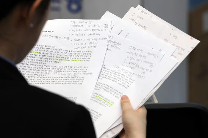 지난달 20일 오전 서울 동대문디자인플라자에서 열린 2025 금융권 공동 채용박람회에서 한 구직자가 현장 면접 준비를 하고 있다. 연합뉴스