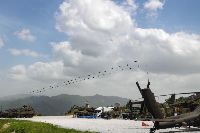 2023년 5월 22일 경기 포천시 승진과학화훈련장에서 열린 연합합동 화력격멸훈련에서 비행하고 있는 군집드론. 세계 각국은 인공지능(AI)이 조종하는 적응형 스텔스 드론 군집 개발에 박차를 가하고 있다. 이경원 기자