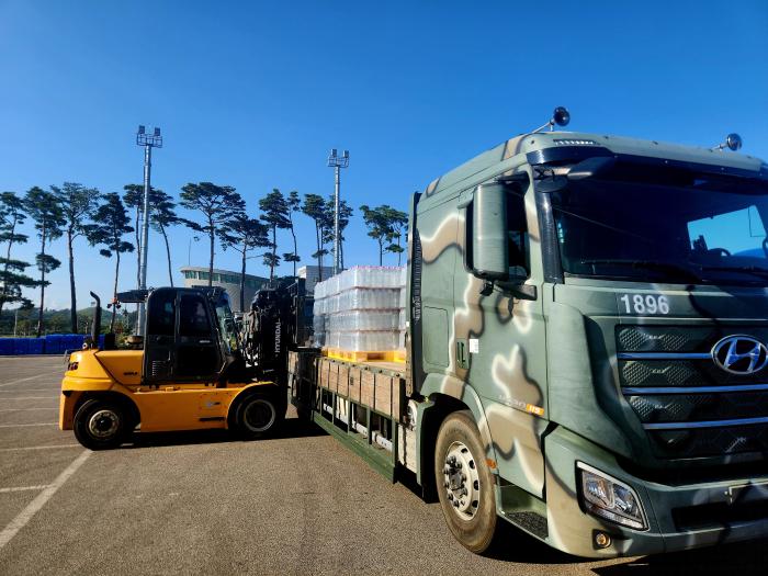 군 차량이 전국 각지에서 온 생수를 운반하는 모습. 육군 제공