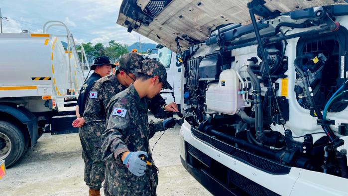 정비팀이 급수차 현장 정비를 하고 있다. 육군 제공