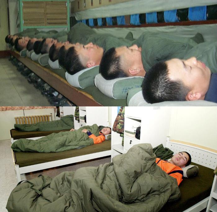 과거 침상형(위) 구조에서 현재 침대형(아래)으로 바뀐 내무반 막사. 국방일보 DB