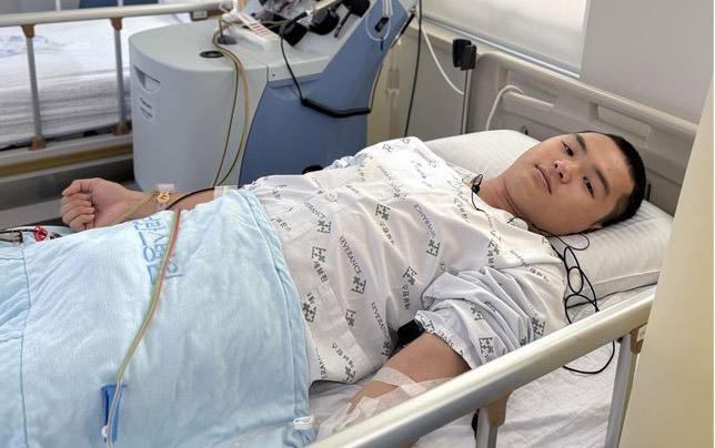 육군21보병사단 백석대대 김민기 일병이 조혈모세포 기증을 위해 병상에 누워 있는 모습.