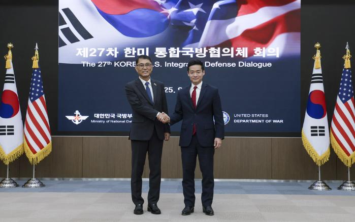 윤봉희(왼쪽) 국방부 국방정책실장 직무대리와 존 노 미 국방부 동아시아부차관보가 23~24일 서울에서 열린 ‘제27차 한미통합국방협의체’ 회의에서 악수하고 있다. 이경원 기자