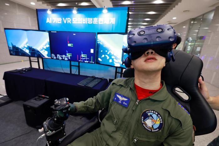 국방부는 국방 인공지능(AI) 기술 발전에 박차를 가하고 있다. 국방 데이터·인공지능 확산주관 행사에서 AI 기반 가상현실(VR) 모의비행훈련체계를 한 장병이 체험하고 있다. 김병문 기자