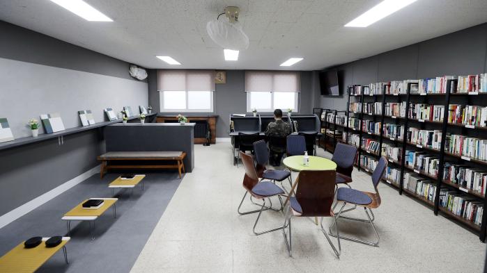 최신화된 시설은 한층 높아진 병영생활의 질을 보여주는 가시적인 성과다. 육군102기갑여단이 리모델링한 도서관에서 공부하고 있는 장병 모습. 이경원 기자