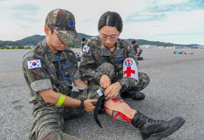 공군15특수임무비행단이 ‘서울 국제 항공우주 및 방위산업 전시회(ADEX) 2025’에 대비해 전개한 대량사상자 구호훈련에서 간호장교가 환자를 처치하고 있다. 사진 제공=김동범 상사