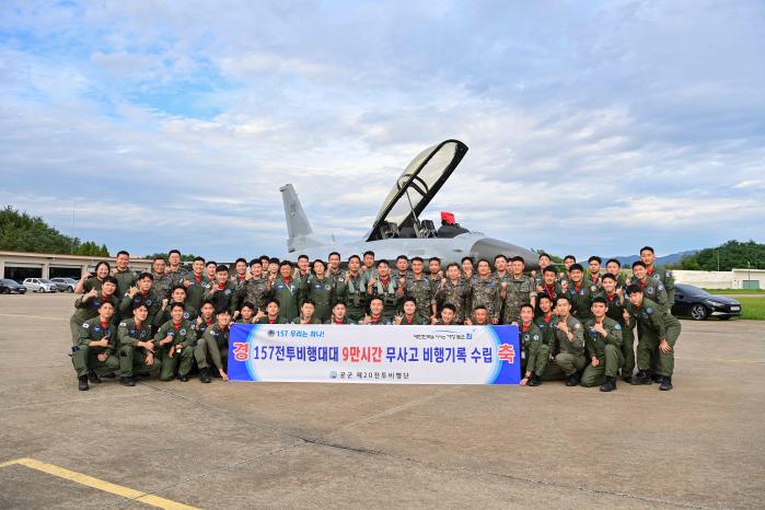 23일 공군20전투비행단장을 비롯해 대령급 지휘관·참모·157전투비행대대원들이 9만 시간 무사고 비행기록 수립을 자축하며 기념사진을 찍고 있다. 사진 제공=이재민 중사