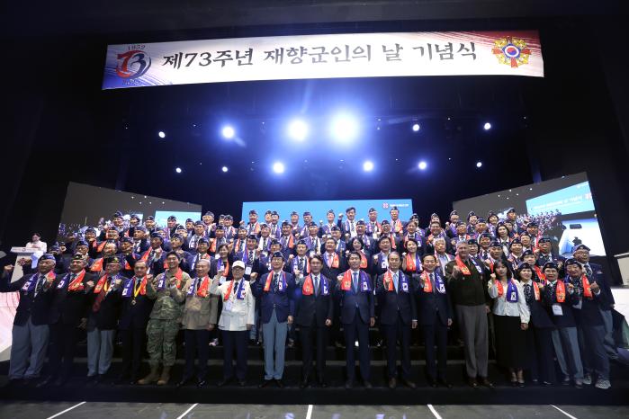대한민국재향군인회가 24일 서울 송파구 올림픽공원 올림픽홀에서 개최한 제73주년 재향군인의 날 기념식에서 김민석(앞줄 왼쪽 아홉째) 국무총리와 신상태(앞줄 왼쪽 여덟째) 향군회장 등 주요 참석자들이 향군의 발전을 기원하며 파이팅을 외치고 있다. 이윤청 기자