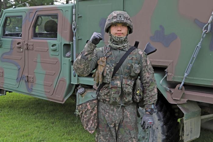 교통사고 현장에서 신속한 상황 판단으로 국민의 생명을 구한 육군정보통신학교 신임장교 지휘참모과정 교육생 김건웅 소위.