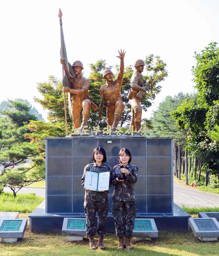 소아암 환자를 위해 머리카락을 기부한 육군2신속대응사단 송윤진(왼쪽)·김혜민 대위.