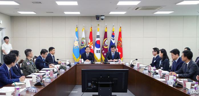 25일 국방부에서 열린 제6회 안보우주개발실무위원회에서 이두희(왼쪽 여섯째) 국방부 차관과 김창섭(오른쪽 다섯째) 국가정보원 3차장이 회의를 주재하고 있다. 한재호 기자