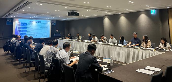25일 국방기술품질원이 주관한 RAM-C 업무 발전 간담회에서 국내 주요 방산업체 실무자들이 개발업체별 분석 수행 사례를 공유하고 있다. 기품원 제공