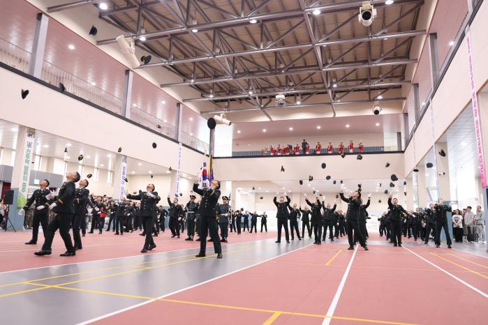 25일 육군부사관학교에서 열린 현역과정 육군 부사관 임관식 중 신임 부사관들이 임관을 자축하며 정모를 하늘 높이 던지고 있다. 육군 제공
