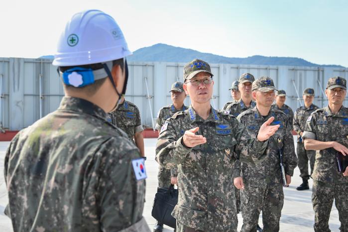손석락(오른쪽 셋째) 공군참모총장이 25일 공군서울기지 주기장에서 ‘서울 국제 항공우주 및 방위산업전시회(ADEX) 2025’의 준비상황을 점검하고 있다. 공군 제공
