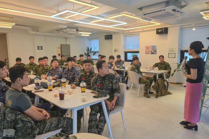 해군진해기지사령부 일자리도움센터의 ‘청년장병 기업탐방형 일 경험 프로그램’에 참가한 진기사 전역 예정 장병들이 기업 소개를 듣고 있다. 부대 제공