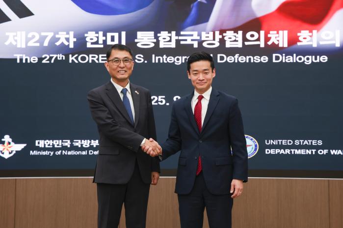 지난 23~24일 열린 제27차 OOOOOOOOO(KIDD) 회의에서 양국 관계자가 악수하고 있다. 이경원 기자