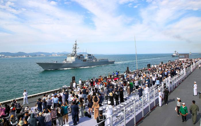 해군 창설 80주년을 국민과 함께 기념하기 위해 펼쳐진 ‘2025 대한민국 해군 관함식’의 해상사열 및 훈련 시범이 지난 26일 부산 인근 해상에서 열린 가운데 국민참여단을 비롯한 참석자들이 함정들의 위풍당당한 모습에 환호하고 있다.