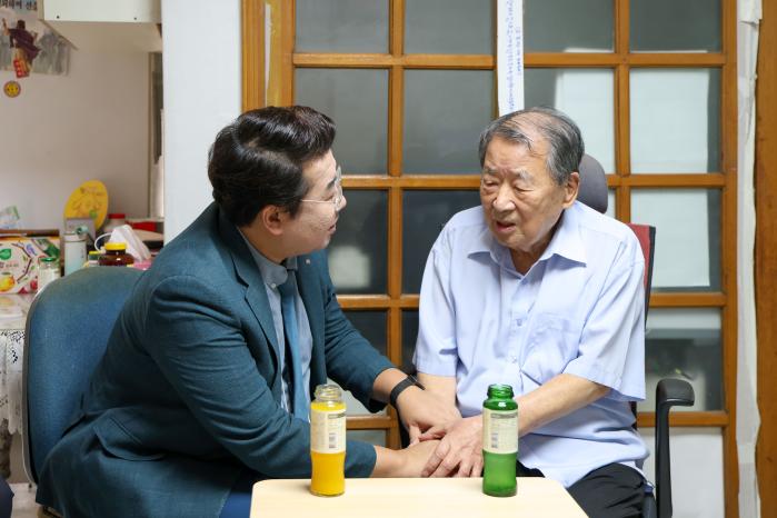 이영빈(왼쪽) 국방부 기획조정실장이 지난 26일 6·25전쟁 참전유공자 박순환 옹을 만나 감사의 인사를 전하고 있다. 국방부 제공