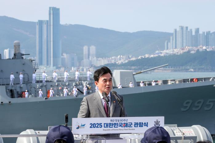 안규백 국방부 장관이 지난 26일 부산 인근 해상에서 열린 ‘2025 대한민국 해군 관함식’ 해상사열 및 훈련시범에서 기념사를 하고 있다. 한재호 기자