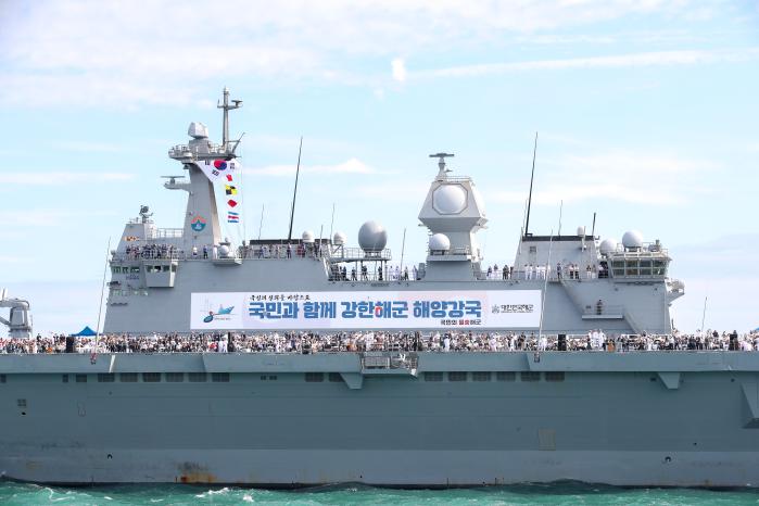 행사를 관람 중인 참석자들.