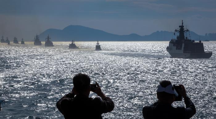 해상사열 및 훈련 시범에 나선 함정들이 기동하고 있다.