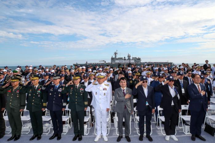 국민의례를 하고 있는 참석자들.