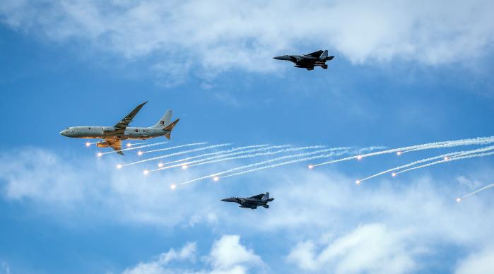 항공기 사열에서 최신예 해상초계기 P-8A 포세이돈이 플레어(섬광탄)를 발사하고 있다.