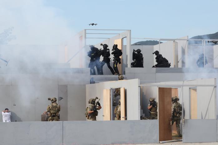 지난 26일 경북 경주시 한국원자력연구원 양성자과학연구단 일대에서 열린 ‘2025 국가 대테러 종합훈련’ 중 해군특수전전단 UDT/SEAL 장병들과 경찰특공대 대원들이 인질 구출 작전을 펼치고 있다.