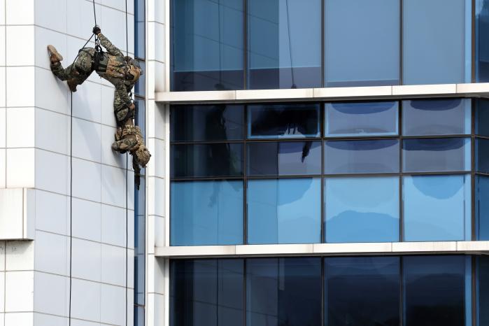 육군특수전사령부 장병이 건물 외벽을 타고 하강하고 있다.