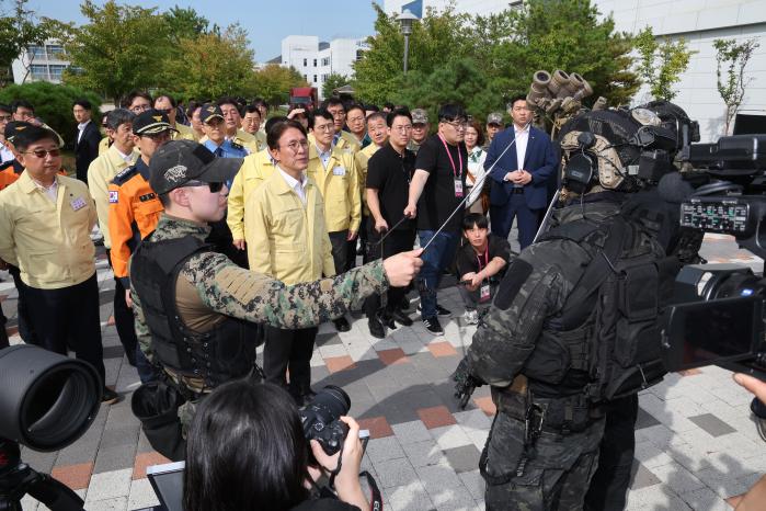 김민석 국무총리가 장비 소개를 듣고 있다.