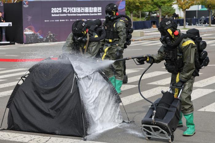 오염지역을 제독하는 화생방 요원들.