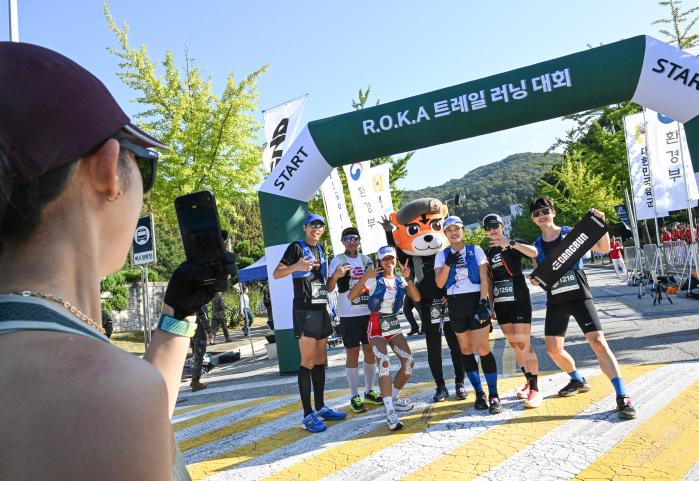 육군은 27일 ‘2025 ROK Army 트레일러닝 10.1Mile’ 대회를 개최했다. 사진은 출발을 앞두고 참가자들이 기념사진을 찍는 모습. 육군 제공