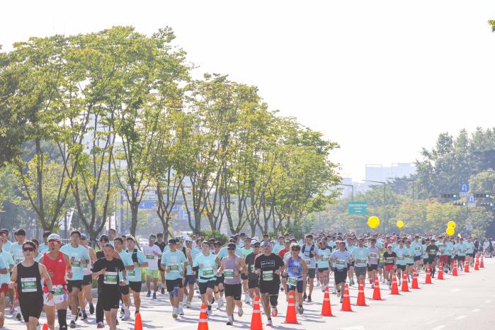 27일 서울 마포구 상암 월드컵공원에서 열린 건군 77주년 및 한미동맹72주년 기념 제21회 국방일보 전우마라톤 대회 참가자들이 힘찬 레이스를 펼치고 있다.