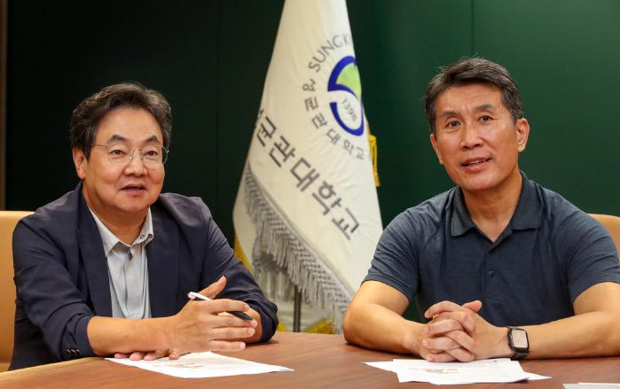 최형기(오른쪽) 성균관대 첨단국방대학원장과 정해일 첨단국방연구소장이 국방일보와 인터뷰하고 있다.