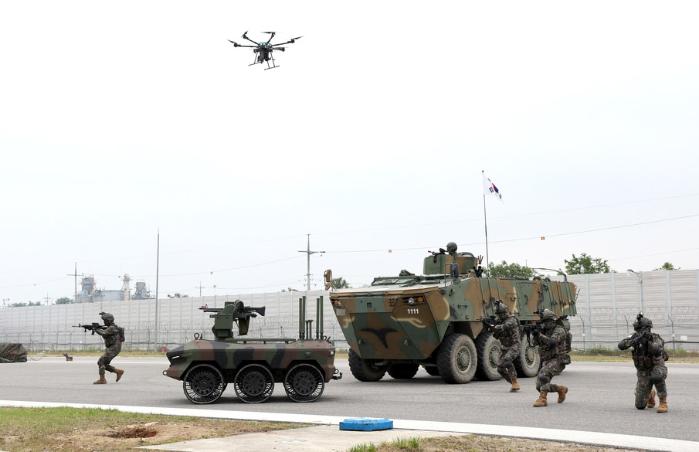 우리 군은 인공지능(AI)에 기반을 둔 유·무인 복합전투체계 중심으로 조직을 재편하고, 첨단 과학기술과 장비를 활용해 병역자원 감소 상황에서도 군사대비태세를 흔들림 없이 유지한다는 계획이다. ‘아미타이거(Army TIGER) 드론봇 페스티벌’에서 장병들이 드론, 무인지상차량, 차륜형 장갑차와 함께 기동하는 모습.