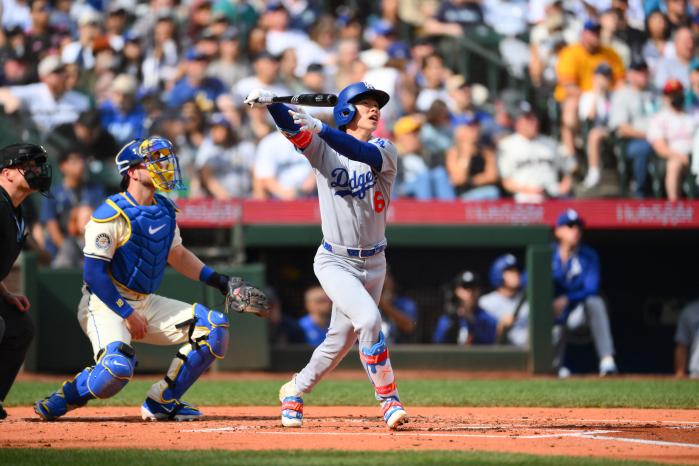 LA 다저스의 김혜성이 29일(한국시간) 미국 워싱턴주 시애틀의 T모바일파크에서 열린 2025 MLB 정규시즌 시애틀 매리너스와 경기 2회 2사 1루에서 우중간으로 홈런을 때린 뒤 공을 바라보고 있다. 로이터·연합뉴스