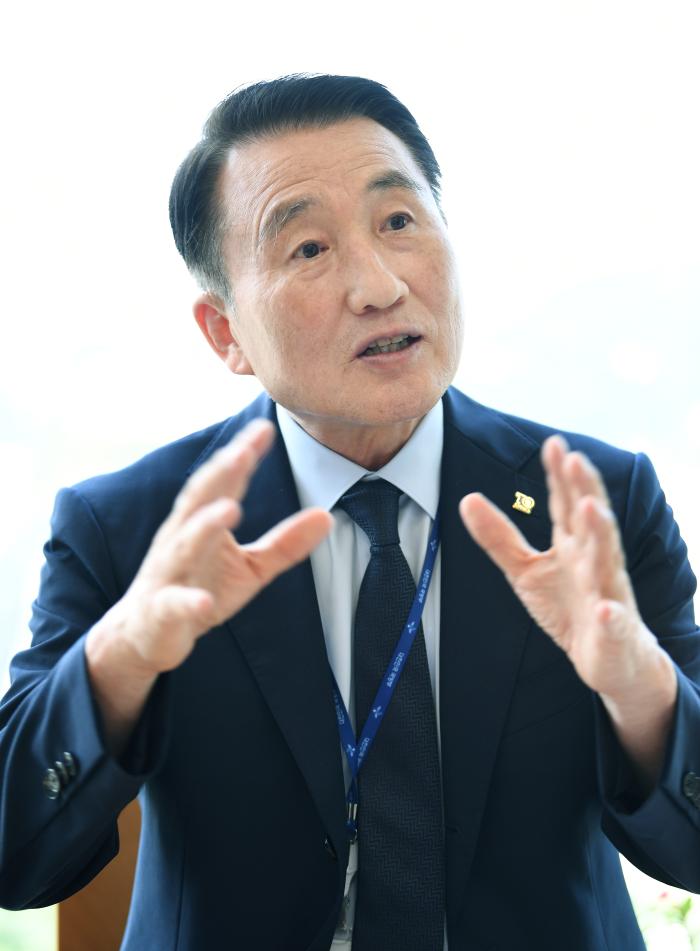 신상범 국방기술품질원장이 국방일보와 인터뷰하고 있다. 신 원장은 “K방산은 세계 안보 지형의 새로운 중심축이 되고 있다”면서 “DQ마크가 세계 시장에서 신뢰 보증서로 자리매김할 수 있도록 최선을 다하겠다”고 강조했다.