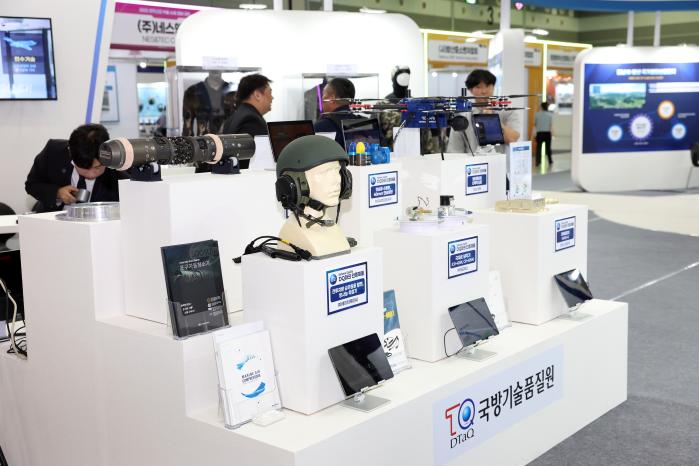 방위산업 부품·소재 장비대전에 전시된 DQ마크 획득 제품들. 국방기술품질원 제공