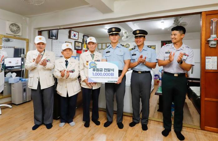 육군3사관학교 생도들이 지난 24일 선배 전우들에게 육군 헬스뿜뿜 보디빌딩 대회에서 받은 상금을 전달하고 있다. 사진 제공=이수우 상병