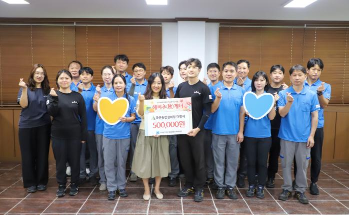 육군종합정비창 봉사동아리 ‘더함세’ 회원들이 29일 경남종합사회복지관에서 성금을 기탁하며 기념사진을 찍고 있다. 부대 제공