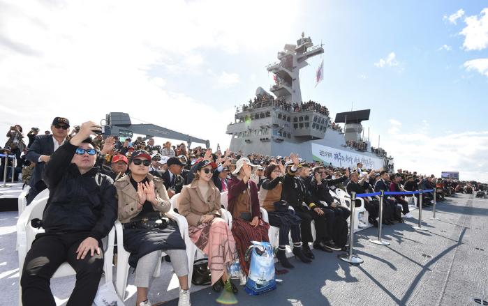  ‘2025 대한민국 해군 관함식’ 해상사열을 지켜보며 환호하는 참관객들. 한재호 기자