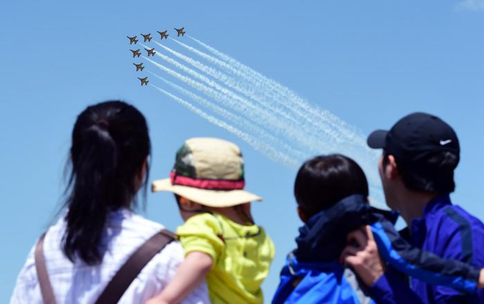 공군 스페이스챌린지 행사장에서 블랙이글스에어쇼를 관람하고 있는 국민들. 한재호 기자