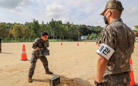육군2기갑여단 ‘최정예 기갑부대원(TOP-ARMOR) 선발대회’에 참가한 장병이 전투체력단련 수준 평가에 참여하고 있다. 부대 제공