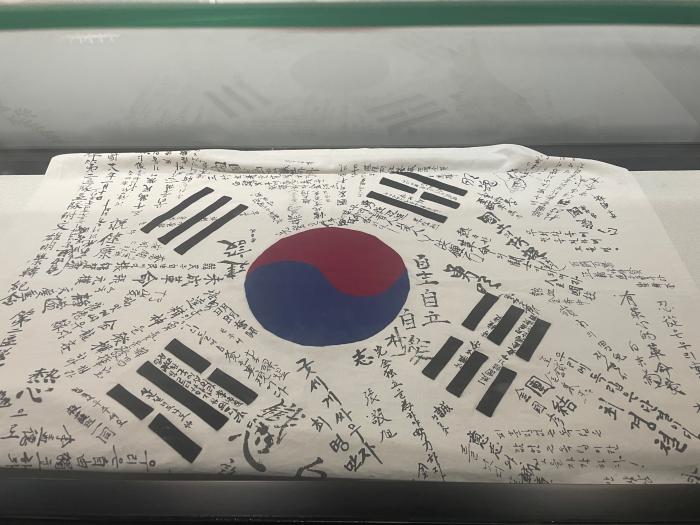 1946년 1월 제작된 한국광복군 서명 태극기.