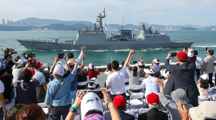 ‘2025 대한민국 해군 관함식’ 해상사열을 지켜보며 환호하는 참관객들. 한재호 기자